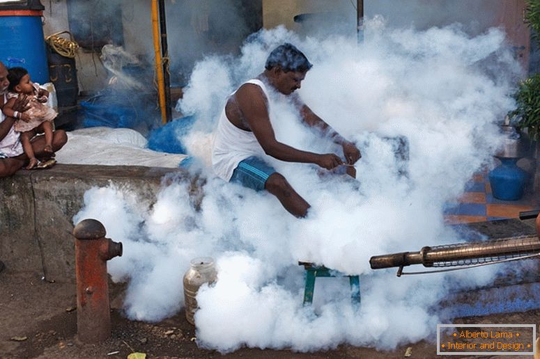 Človek v dimu, Indija