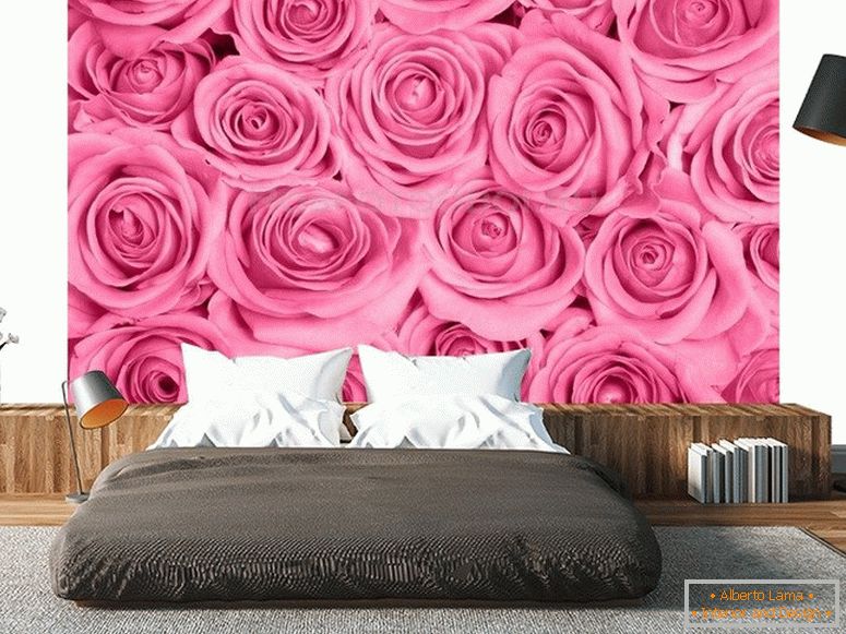 Svetle vrtnice na steni v spalnici