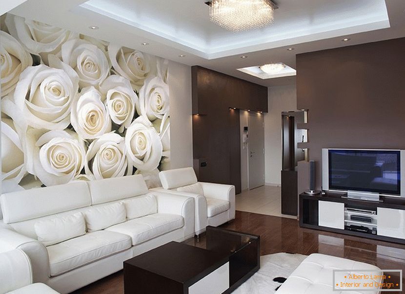 Bele vrtnice na steni v dnevni sobi