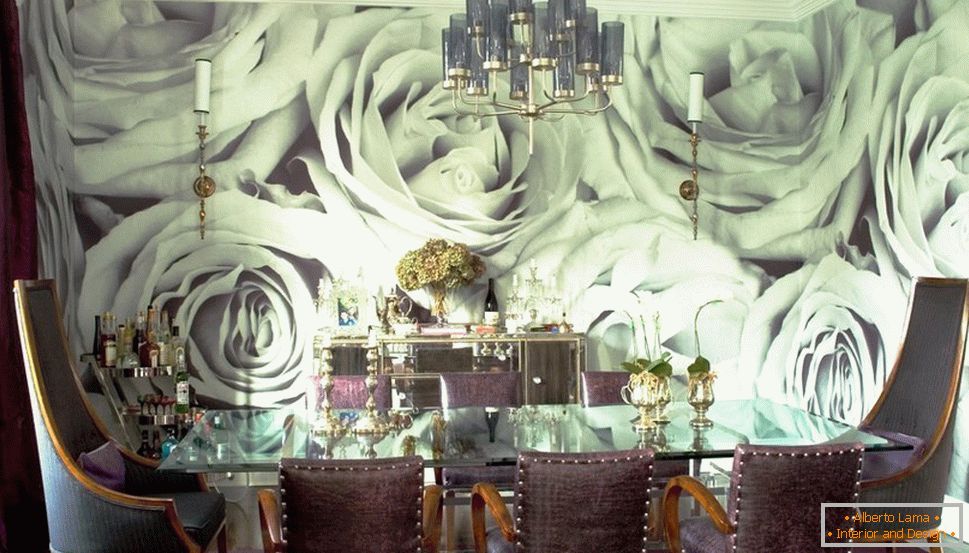 Okrasna stena z vrtnicami v jedilnici