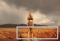 Fotografiranje v puščavi z modelom Hannah Kirkelie