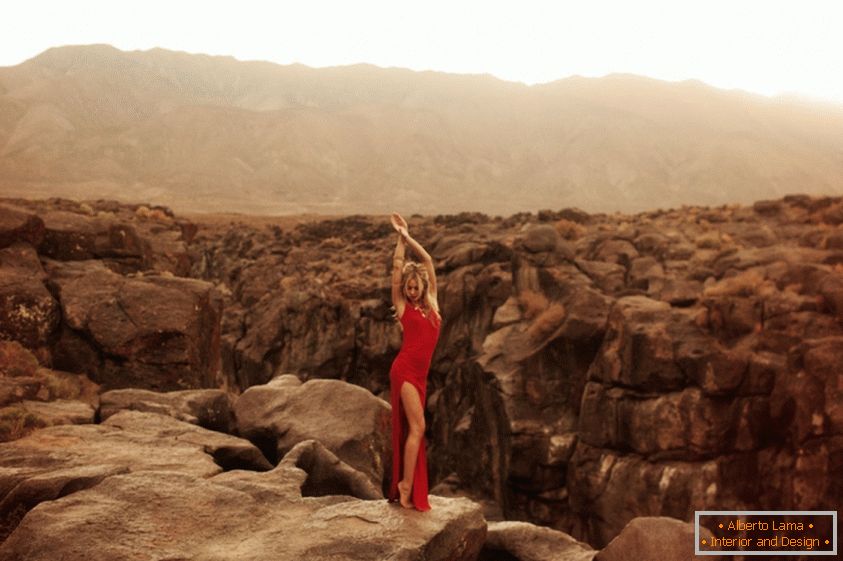 Hannah Kirkelie v seksualni fotografiji v puščavi