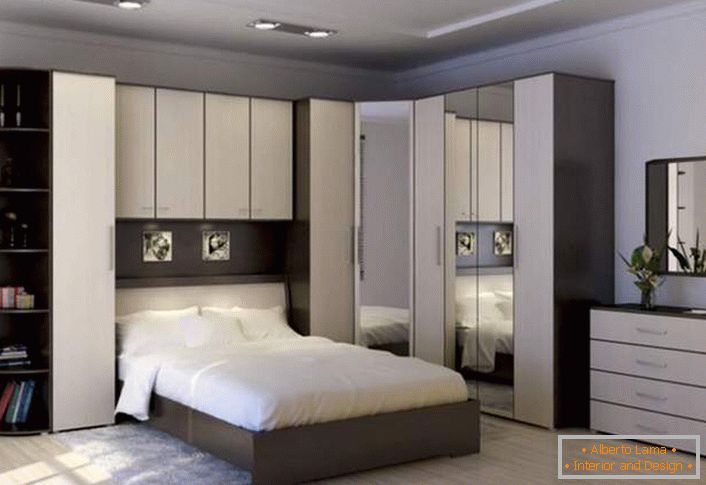 Funkcijska kotna stena za spalnico. Pravilno oblikovan prostor ostaja prostoren in ne nered. Prostor za shranjevanje omogoča, da so zložljive omarice nad posteljo.