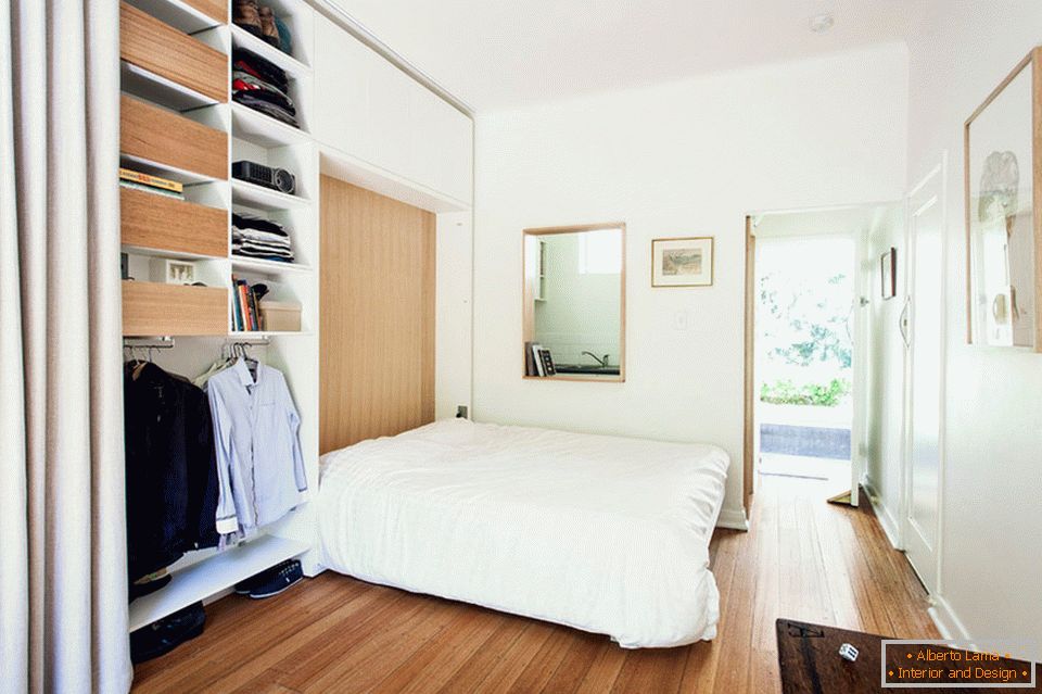 Zložljiva postelja v majhnem apartmaju