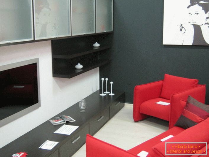 Klasično pohištvo za originalno dnevno sobo - lakonske oblike oblazinjenega pohištva (moderne rdeče barve) in viseče omarice s steklom. 