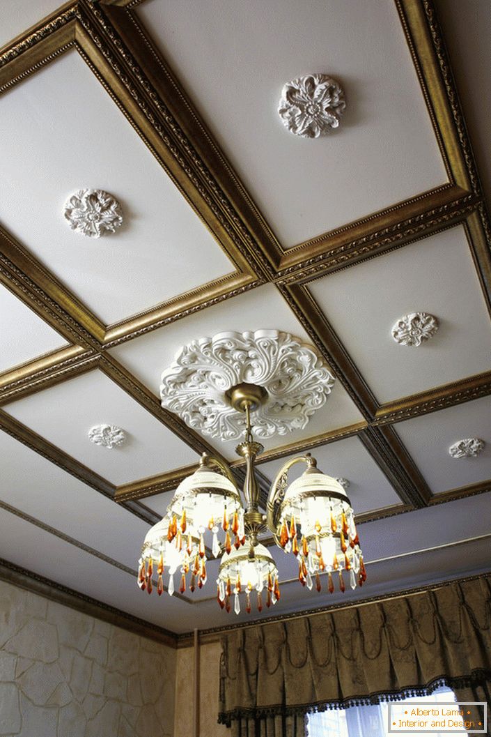Kolaž iz štukature - eden izmed najbolj priljubljenih dekoracij stropov v sobi, okrašen v slogu Empire, baroka ali Art Deco.