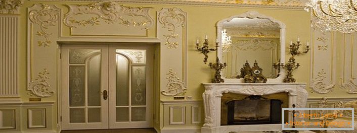Pravilno izbran dekor iz štukature osvežite notranjost, naredite bolj nasičen in svečen.