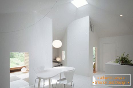 Notranjost majhne zasebne hiše v beli barvi