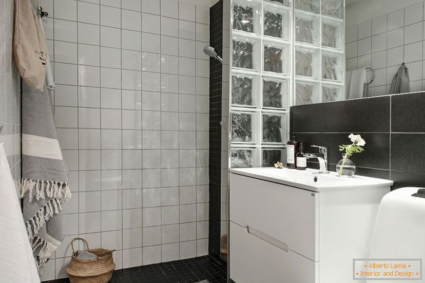 Notranjost kopalnice v črno-beli barvi