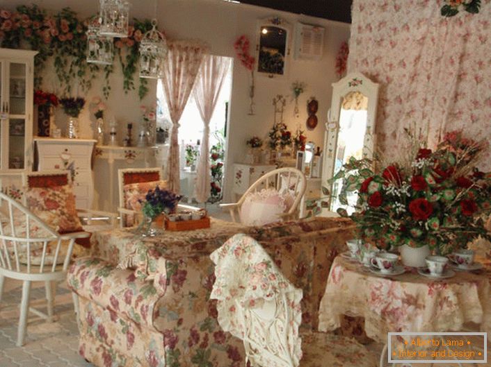 Rože v vazi, na steni in celo na tapetah na kavču. Dvorana v slogu Provence v majhni hiši na jugu Francije.