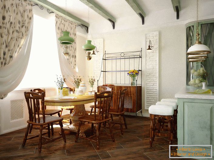 Svetla dnevna soba v slogu države - odlična za ljubitelje udobja in udobja doma.