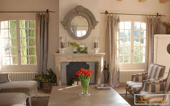 Dnevna soba v slogu države z notami romantike. Lepa velika okna in udobno pohištvo doma. Odlična ideja za veliko družino.