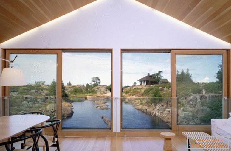 lepa-razgledna-dnevna soba-z lesenim tleh in stropom