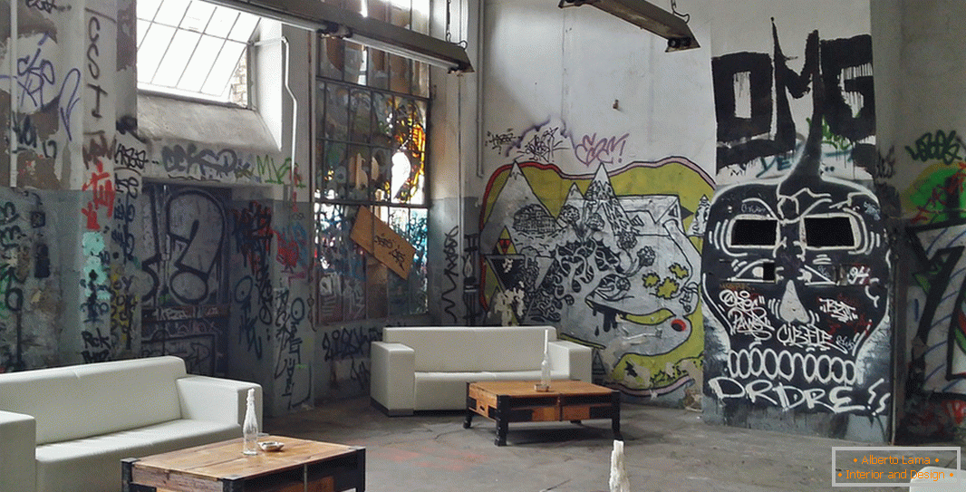 Notranjost v slogu podstrešja z grafitom
