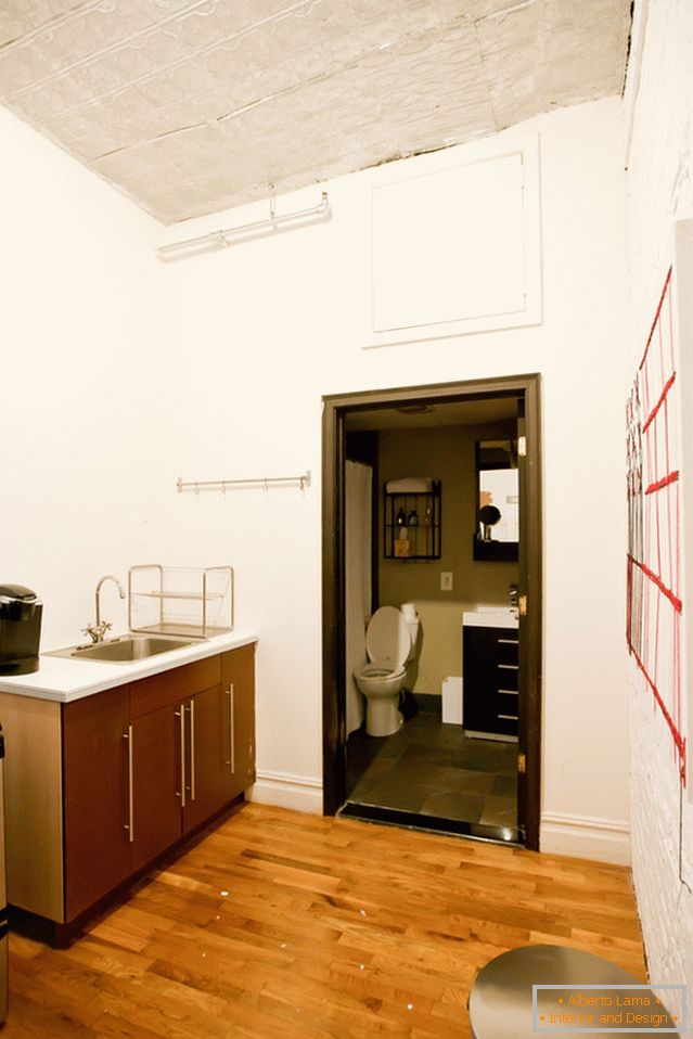 Kuhinja in kopalnica v elegantnem stanovanju v Brooklynu