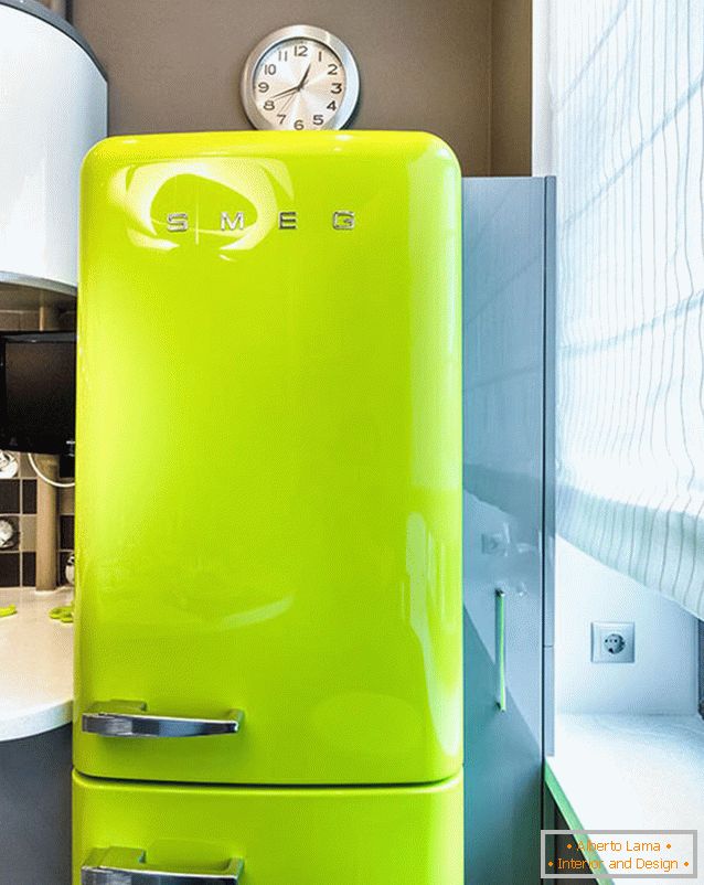 Sodoben svetlo zeleni hladilnik