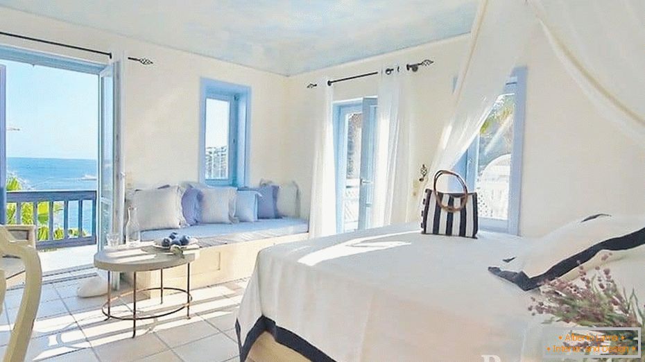 Zelo lahka spalnica v grškem stilu s panoramskimi okni