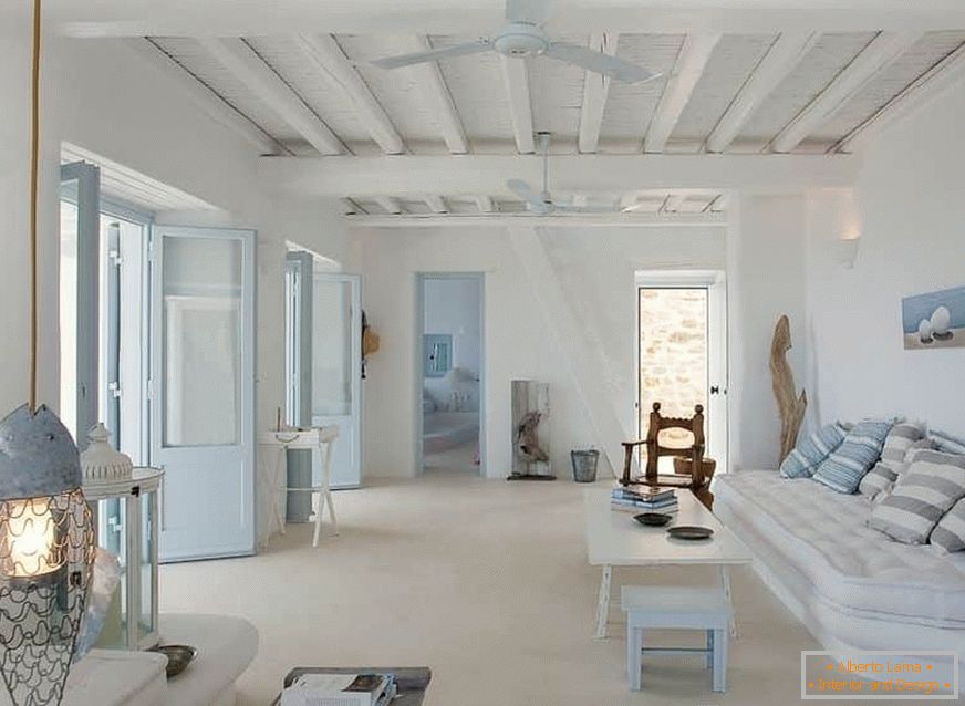 Dnevna soba v grškem stilu z nadstropnim stropom