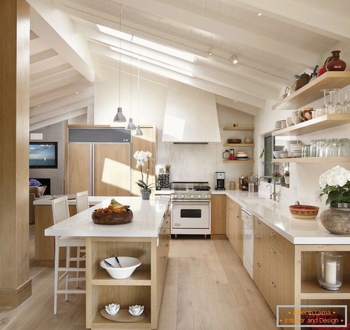 Kuhinja na podstrešju je organizirana v skladu z zahtevami skandinavskega stila. Nenavadna ureditev oken odličen dostop do dnevne svetlobe. 