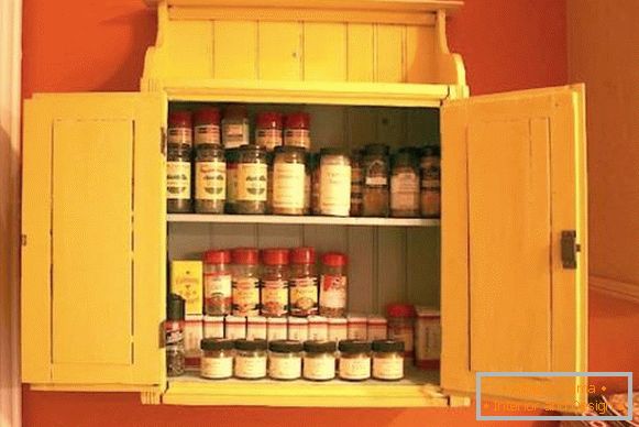 Spice omarica na kuhinjski steni