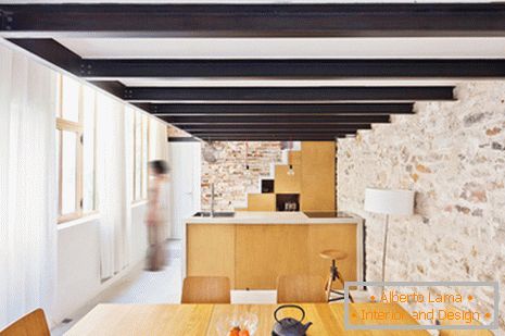 Leseno pohištvo v notranjosti majhne hiše