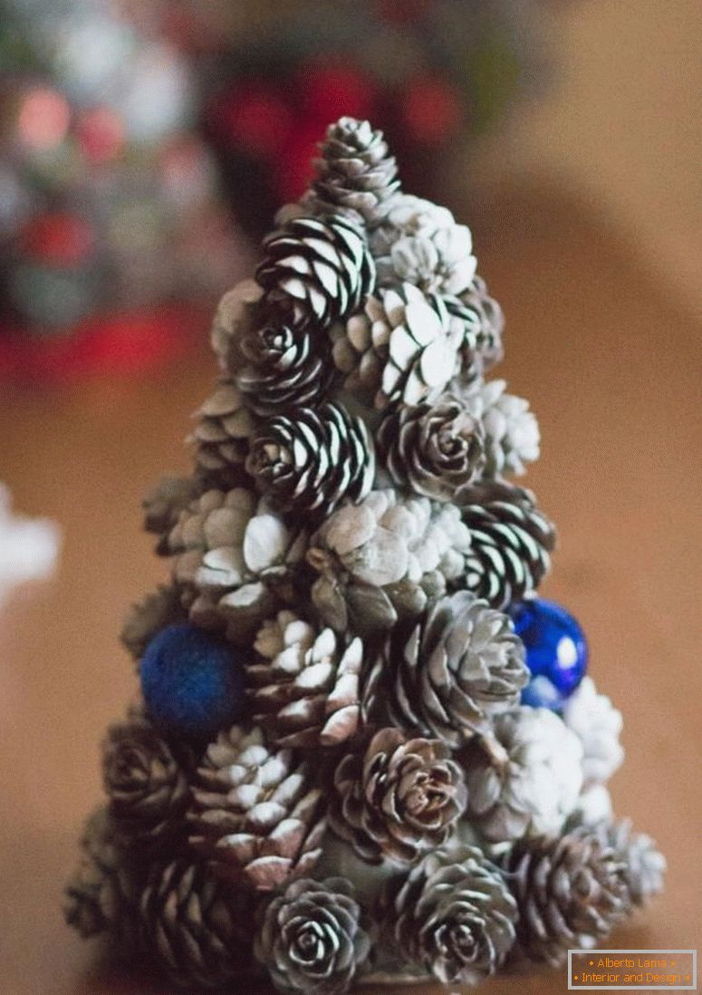 Božično drevo из шишек