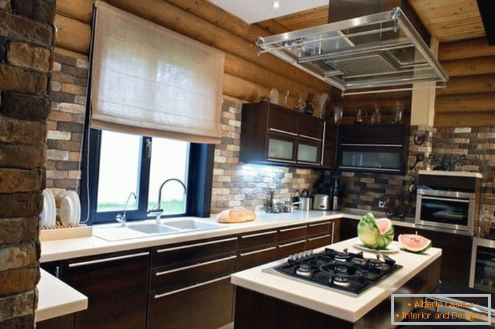 Konfekcija iz opeke je organsko vidna na ozadju lesenega okvirja. Izjemna kombinacija v kombinaciji s sodobnim pohištvom in napravami je ugodna rešitev za okrasitev kuhinje v vaški hiši.