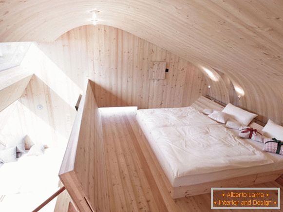 Notranjost spalnice majhne koče Ufogel v Avstriji