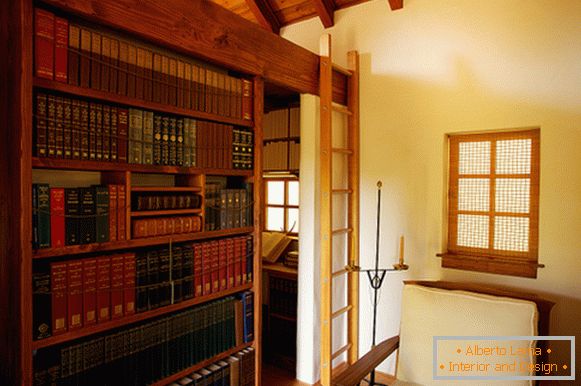 Knjižnica v majhni hiši Innermost House v severni Kaliforniji