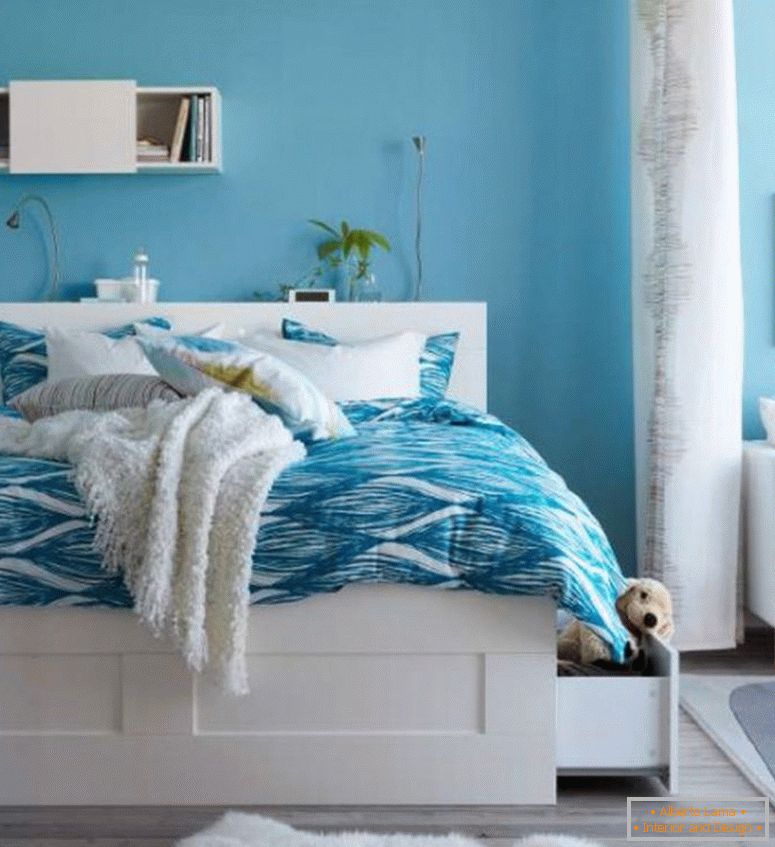 plava-nebo-ikea-otroška posteljnina-z ukrivljenimi vzorci-v-beli-leseni-posteljnina-nad-laminat-tla-tudi-bela-kosmate-preproga-in-majhna-preprosta-kabinet-1024x1120