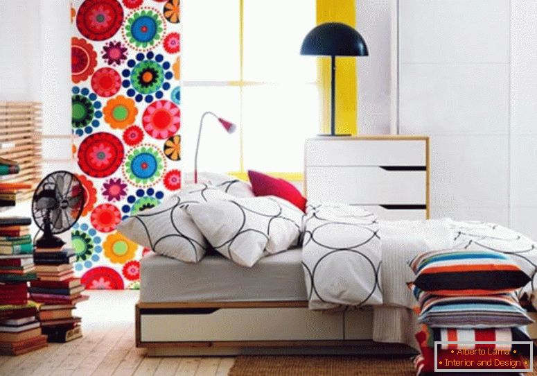 Ideje za družinsko sobo-ideje-majhne-stanovanjske-posteljne-set-pohištva-ikea-spalnice-modelov-z-leseni-tla-in-a-zavesa-da-je-lepo-cvetni-motiv