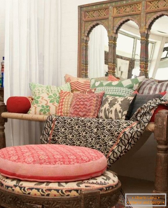 Resnično pohištvo iz Indije - postelja s stojalo pod nogami