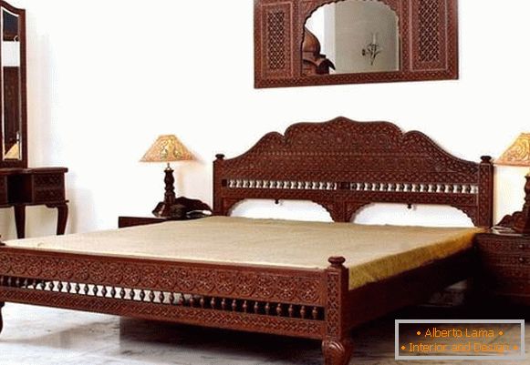 Indijski rezbareno pohištvo za spalnico - fotografija v notranjosti
