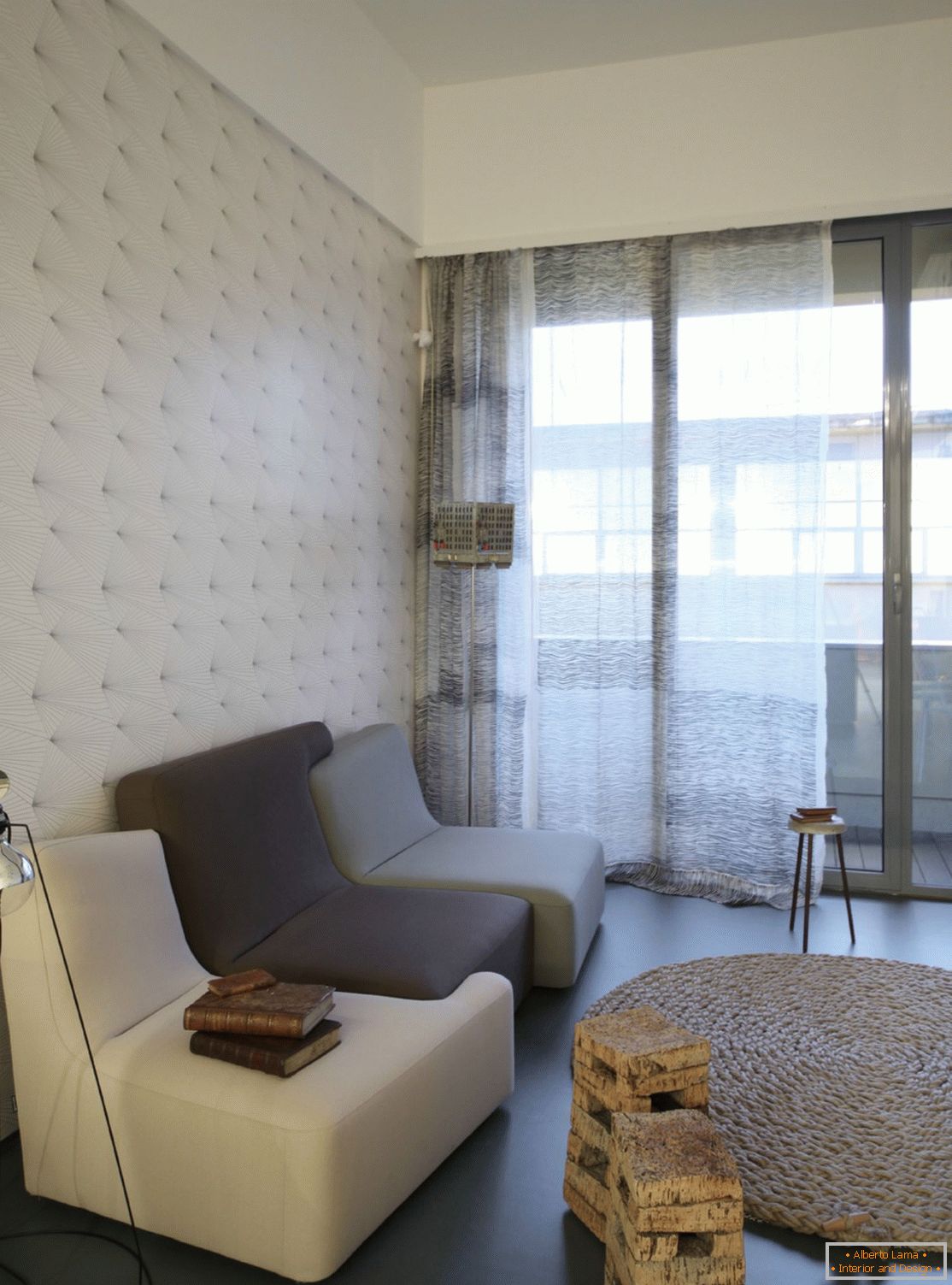 Notranjost majhnega stanovanja v Torinu, Italija
