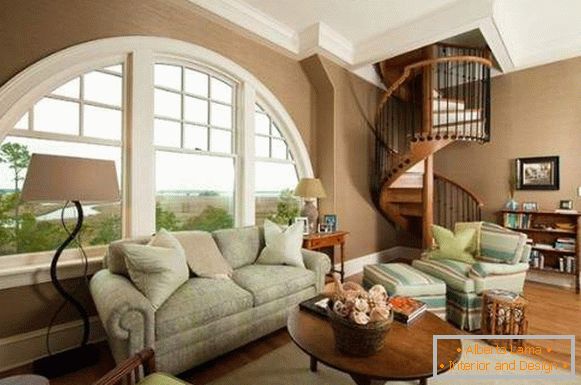 Notranjost dnevne sobe s spiralno stopnišče v zasebni hiši - ideje oblikovanja