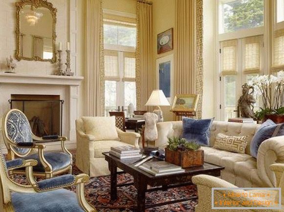 Luksuzna notranjost dnevne sobe v zasebni hiši v slogu klasike