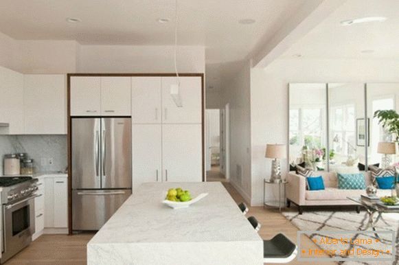 Moderna notranjost kuhinje-dnevna soba v zasebni hiši v beli barvi