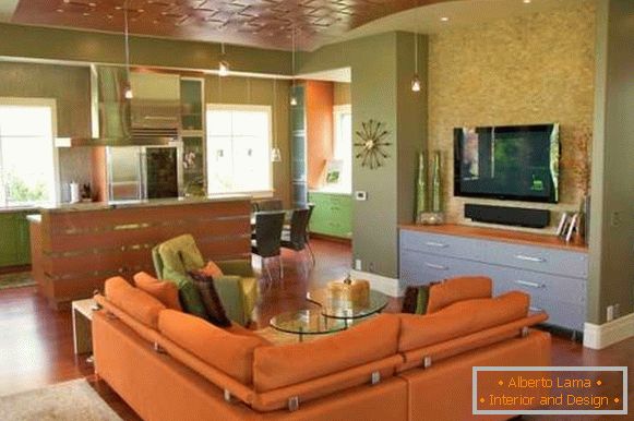 Oranžno zelena notranjost kuhinje v dnevni sobi v zasebni hiši