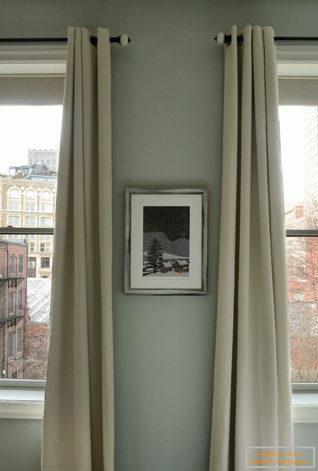 Notranjost majhnega apartmaja: dolge zavese na oknih