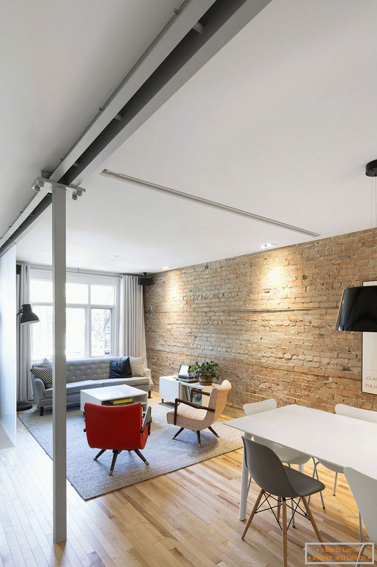 Notranjost majhnega slogu stanovanja v podstrešju