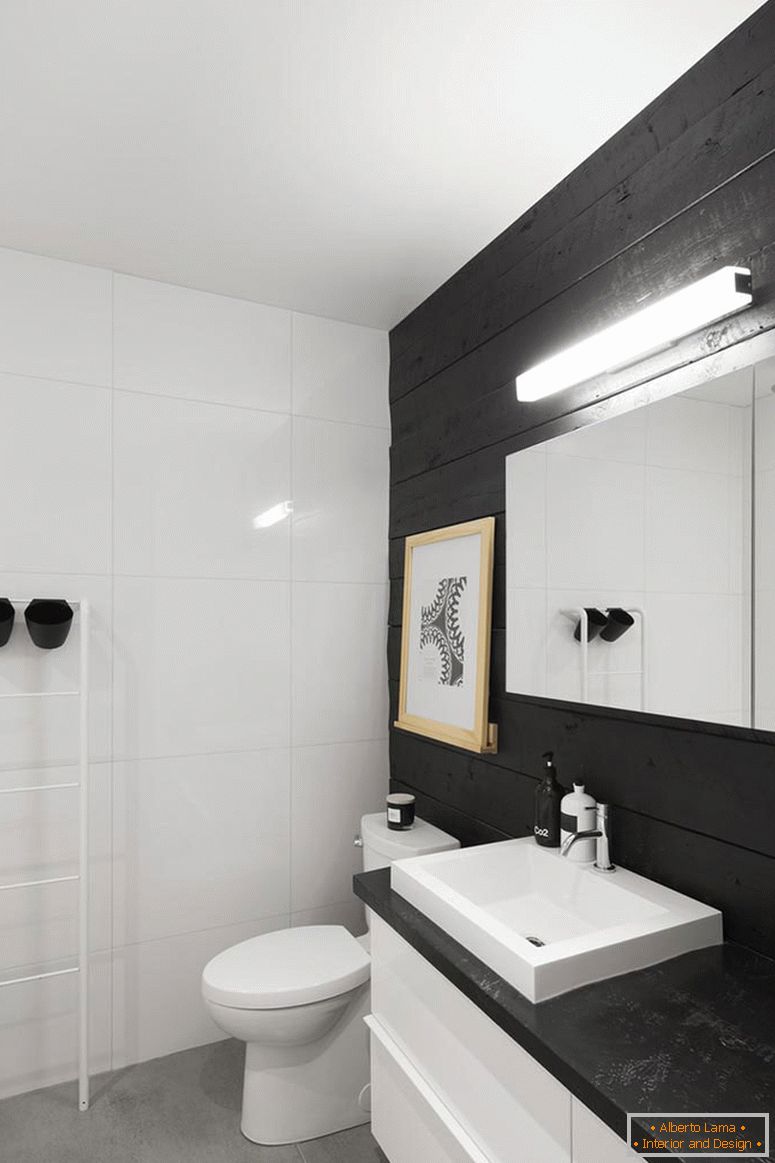 Notranjost majhne kopalnice v črno-beli barvi