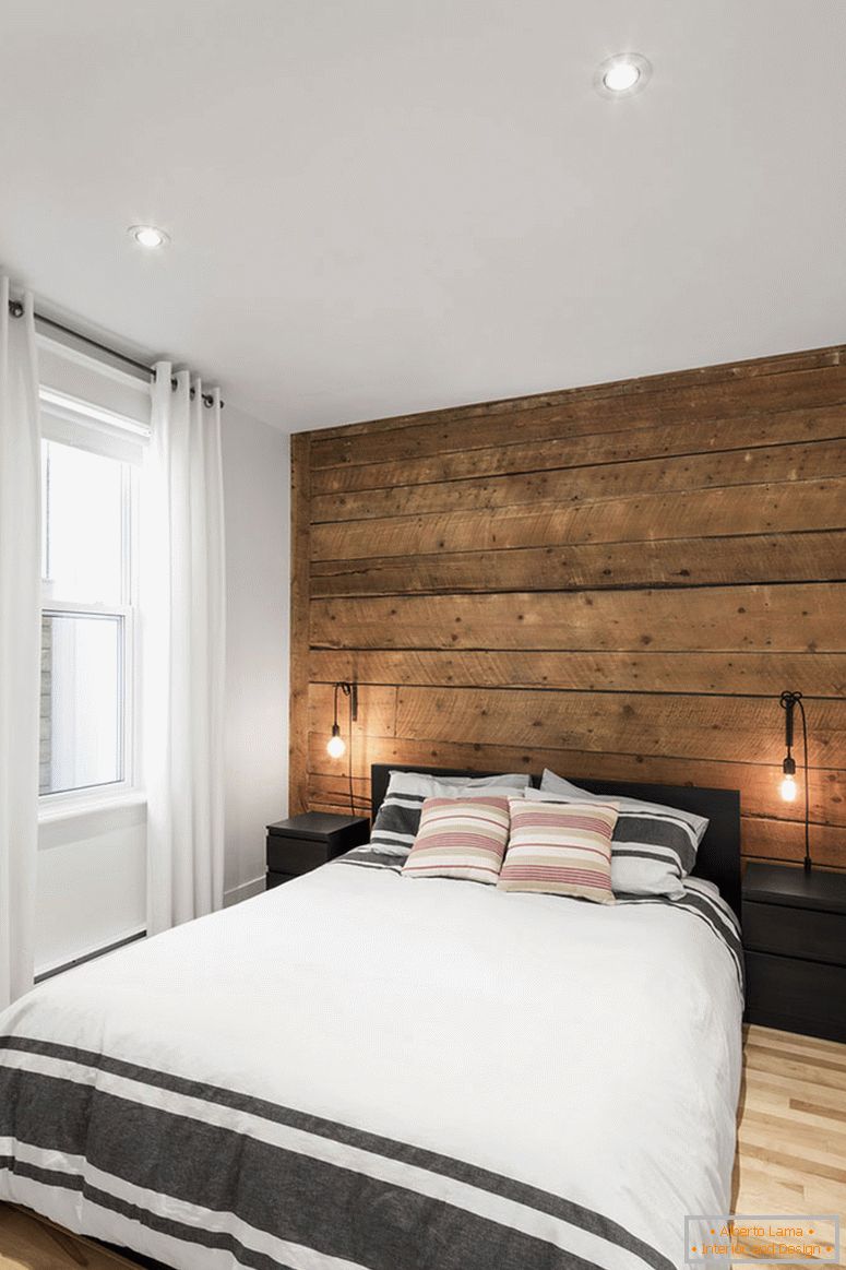 Lesena naglasna stena v notranjosti majhne spalnice