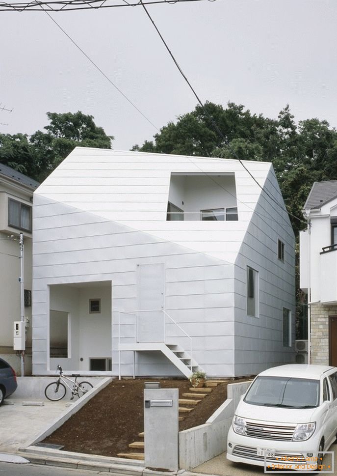 Notranjost minimalistične hiše z vrtom na Japonskem