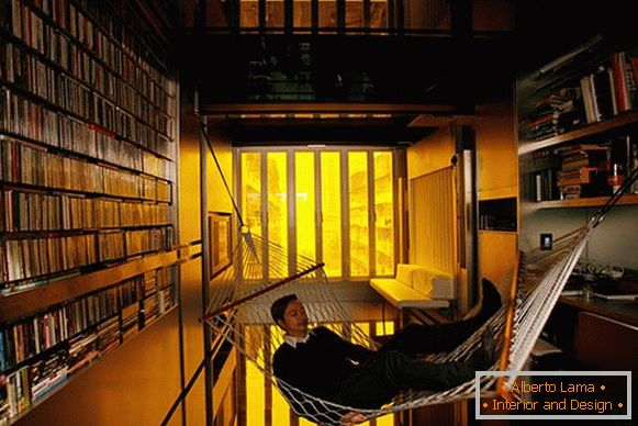Notranjost majhne sobe: viseča mreža v knjižnici