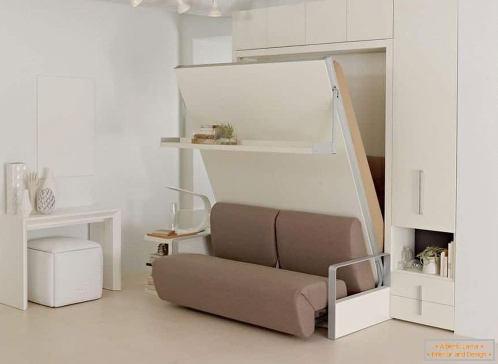Preoblikovanje raztegljivega kavčuka v omari v majhnem stanovanju