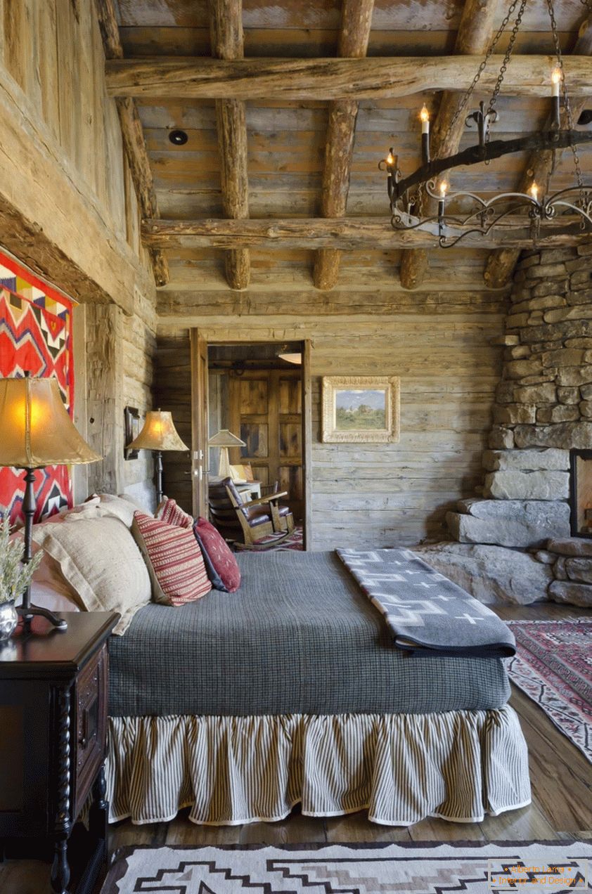 Notranja oblika spalnice v leseni hiši s kaminom
