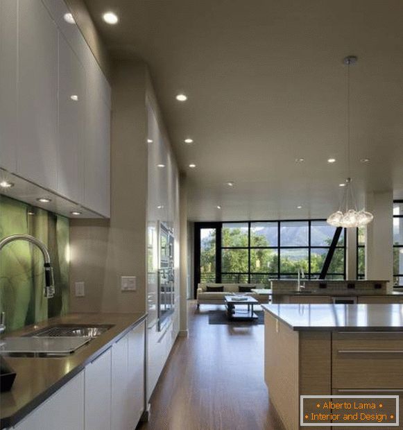 Kuhinjsko oblikovanje v hiši v visokotehnološkem slogu