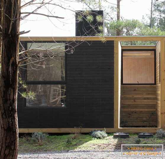 Lesena modularna hiša v gozdu