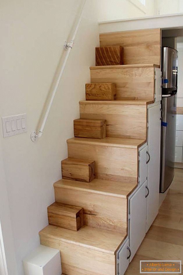 Leseno stopnišče na drugo raven