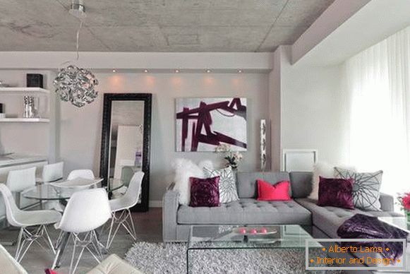 Siva barva stene v notranjosti apartmaja v slogu lofta